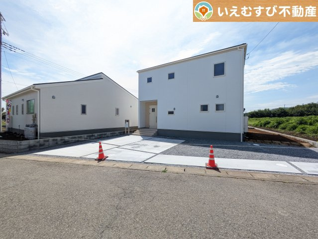 Livele Garden.S　寄居町赤浜第3の駐車場|並列3台以上駐車可能なゆとりのカースペース
複数台車をお持ちでも、お友達が遊びに来てもゆとりの駐車スペース！