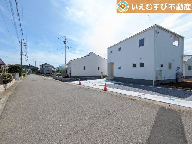 Livele Garden.S　寄居町赤浜第3の前面道路含む現地写真|安心の広々6ｍ前面道路
6ｍの前面道路はお車の駐車が楽々！すれ違える広さが確保されています♪