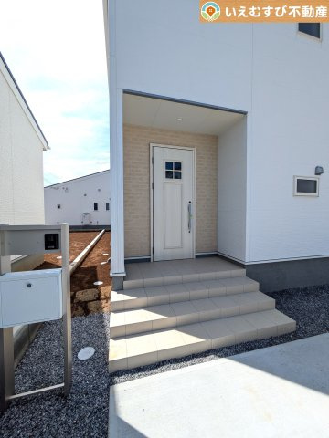 Livele Garden.S　寄居町赤浜第3のエントランス|落ち着いた色づかいのエントランス
駐車場からアクセスの良いエントランス。雨の日や荷物が多くても安心の動線♪