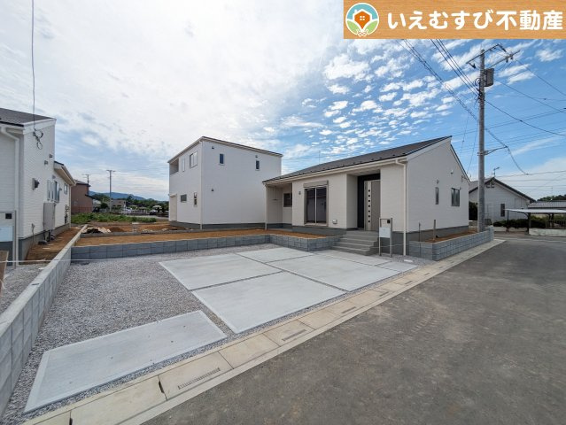 Livele Garden.S　寄居町赤浜第3の駐車場|並列3台駐車可能なゆとりのカースペース
複数台車をお持ちでも、お友達が遊びに来てもゆとりの駐車スペース！