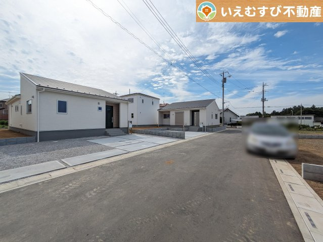 Livele Garden.S　寄居町赤浜第3の前面道路含む現地写真|安心の広々6ｍ前面道路
6ｍの前面道路はお車の駐車が楽々！すれ違える広さが確保されています♪