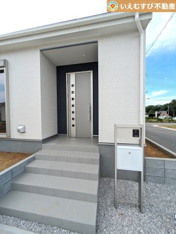 Livele Garden.S　寄居町赤浜第3のエントランス|雨が防げる広々エントランス
駐車場からアクセスの良いエントランス。雨の日や荷物が多くても安心の動線♪