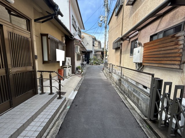 令和６年２月リフォーム完了の美宅●オール電化●平家建●３K●周辺施設充実の住環境●上京区柏清盛町の前面道路含む現地写真|前道