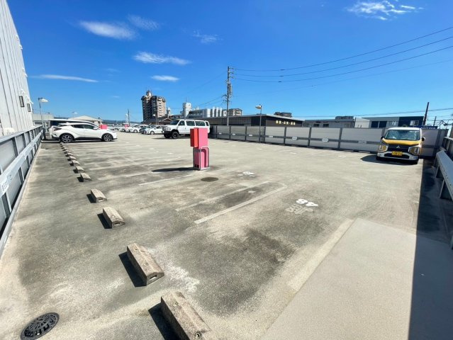 前山町 BANSHUビルの駐車場