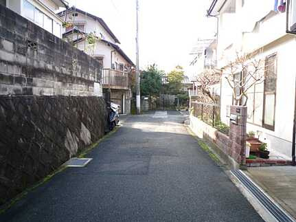 広島市安芸区中野東３丁目　中古一戸建ての前面道路含む現地写真