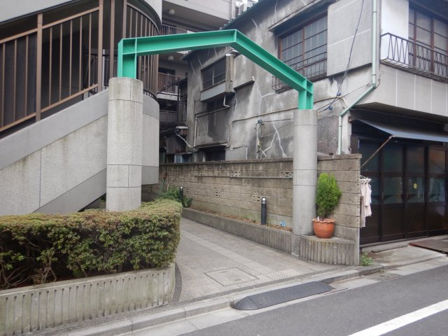 サンクレスト竜泉のエントランス