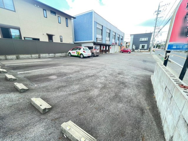 水源町 貸店舗の駐車場