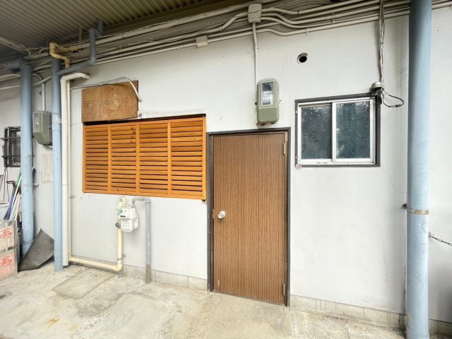 水源町 貸店舗の玄関