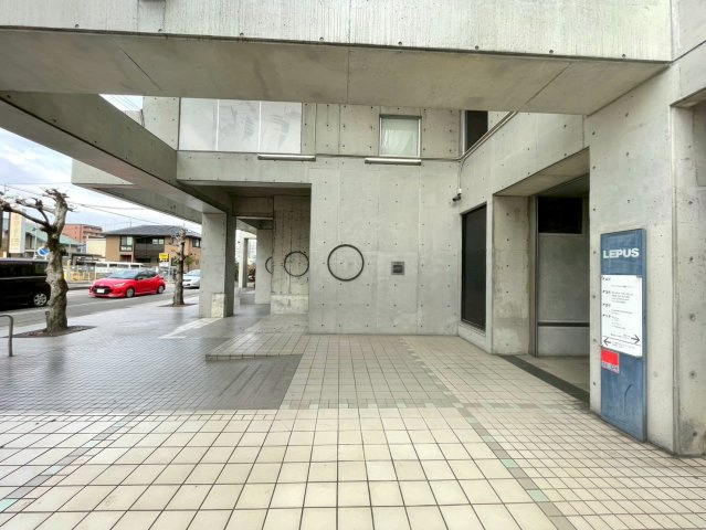LEPUSビルのエントランス