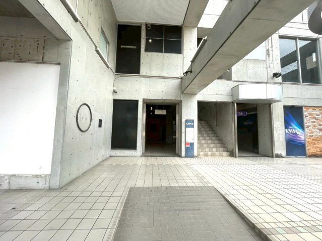 LEPUSビルのエントランス
