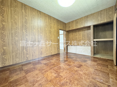 【寝室】 | 島田市道悦4丁目 中古戸建て | 収納もある洋室です