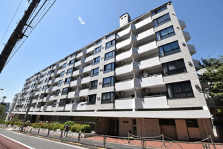 【外観】 | 青空によく映える建物です。手入れの行き届いた外壁やマンション正面エントランスなど、綺麗な姿をぜひ一度、現地にてご覧ください。～即日のご見学可能～　お問合せはお気軽にどうぞ。