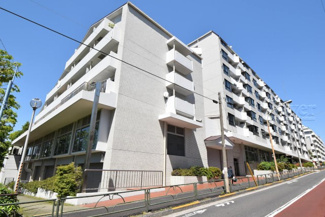 【外観】 | 手入れの行き届いた外壁やエントランスなど、「見ればわかる」レベルで清潔感を保ったマンションです。築年数を感じさせない姿で皆様をお出迎えします。～即日のご見学可能～　お問合せはお気軽にどうぞ。