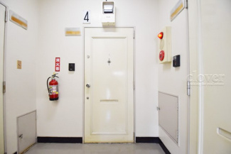 【その他共用部分】 | 皆様をお迎えする、お部屋の玄関ドア。開けやすさや開放角度、ドアノブの操作しやすさや鍵の形状などを、現地で一度ご確認ください。～即日のご見学可能～　お問合せはお気軽にどうぞ。