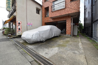 【駐車場】 | マンションの駐車場スペース。空きの有無や駐車料金、サイズ規定などについては、改めてお問い合わせください。～即日のご見学可能～　お問合せはお気軽にどうぞ。

