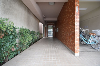 【エントランス】 | お客様を、そして住人を出迎えてくれるマンションのエントランス。ゴミが落ちていないことからも、管理状態の良さや住民の節度の高さが見て取れます。～即日のご見学可能～　お問合せはお気軽にどうぞ。
