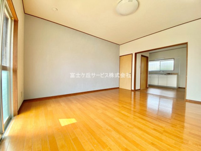 【居間・リビング】 | 富士市桑崎 中古戸建て | リビングダイニングです