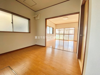 【居間・リビング】 | 富士市桑崎 中古戸建て | ゆったり過ごせるリビングです