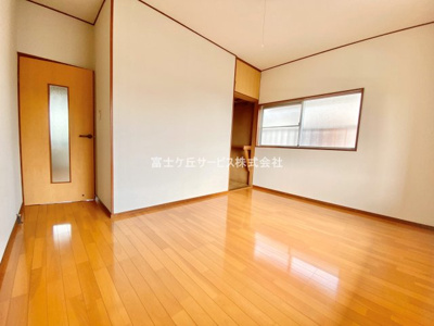 【洋室】 | 富士市桑崎 中古戸建て | ゆったりした洋室です