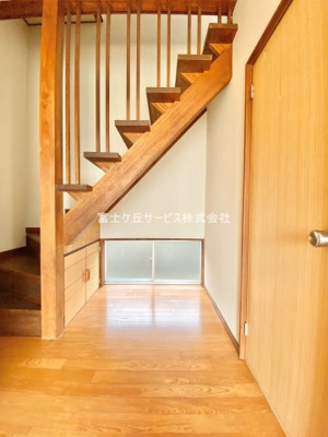 【その他】 | 富士市桑崎 中古戸建て | 階段下は収納があります