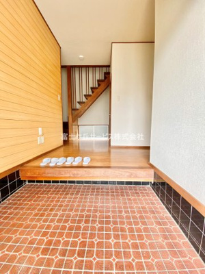 【玄関】 | 富士市桑崎 中古戸建て | 落ち着いた玄関です