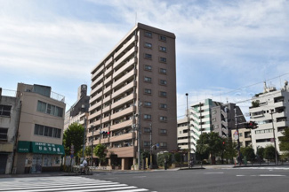 【外観】 | 青空によく映える建物です。手入れの行き届いた外壁やマンション正面エントランスなど、綺麗な姿をぜひ一度、現地にてご覧ください。～即日のご見学可能～　お問合せはお気軽にどうぞ。
