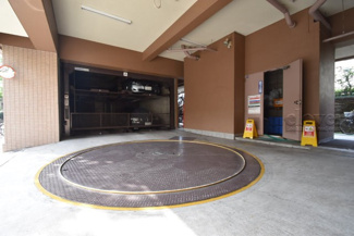 【駐車場】 | マンションの駐車場スペース。空きの有無や駐車料金、サイズ規定などについては、改めてお問い合わせください。～即日のご見学可能～　お問合せはお気軽にどうぞ。