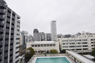 【展望】 | 眼前に広がる空の雄大さと、このお部屋の自慢の一つである「眺望」をご覧ください。毎日、この景色を独り占めできる新生活に夢が広がります。～即日のご見学可能～　お問合せはお気軽にどうぞ。

