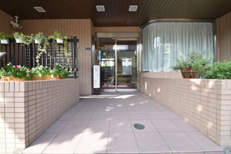 【エントランス】 | お客様を、そして住人を出迎えてくれるマンションのエントランス。ゴミが落ちていないことからも、管理状態の良さや住民の節度の高さが見て取れます。～即日のご見学可能～　お問合せはお気軽にどうぞ。