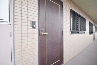 【その他共用部分】 | 皆様をお迎えする、お部屋の玄関ドア。開けやすさや開放角度、ドアノブの操作しやすさや鍵の形状などを、現地で一度ご確認ください。～即日のご見学可能～　お問合せはお気軽にどうぞ。
