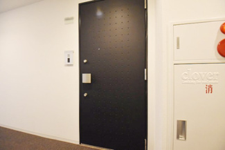 【その他共用部分】 | ダブルロック式の玄関ドアが皆様をお出迎え。お部屋のセキュリティの観点からも、うれしい設備ですね。玄関の色もシックで良い感じです。～即日のご見学可能～　お問合せはお気軽にどうぞ。