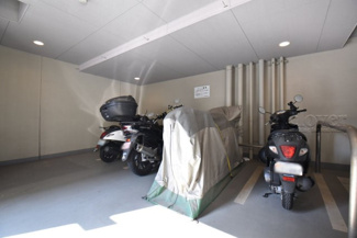 【駐車場】 | バイク置き場。空き区画の有無や駐輪料金、サイズおよび排気量規定などについては、改めてお問い合わせください。～即日のご見学可能～　お問合せはお気軽にどうぞ。