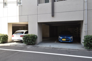 【駐車場】 | マンションの駐車場スペース。空きの有無や駐車料金、サイズ規定などについては、改めてお問い合わせください。～即日のご見学可能～　お問合せはお気軽にどうぞ。