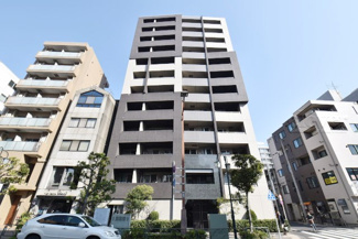 【外観】 | 手入れの行き届いた外壁やエントランスなど、「見ればわかる」レベルで清潔感を保ったマンションです。築年数を感じさせない姿で皆様をお出迎えします。～即日のご見学可能～　お問合せはお気軽にどうぞ。
