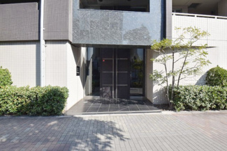 【エントランス】 | オートロックを備えた、マンションのエントランス。やはりセキュリティの観点は欠かすことができません。皆様を“安全”に送り出し、出迎えてくれます。～即日のご見学可能～　お問合せはお気軽にどうぞ。