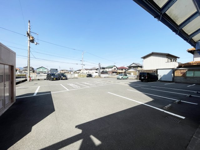 ガーデンヒルズの駐車場