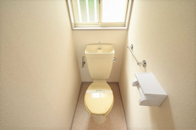 【トイレ】 | クリスタルハイツ | 別号室の写真になります。現況優先。