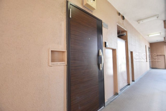 【その他共用部分】 | 皆様をお迎えする、お部屋の玄関ドア。開けやすさや開放角度、ドアノブの操作しやすさや鍵の形状などを、現地で一度ご確認ください。～即日のご見学可能～　お問合せはお気軽にどうぞ。