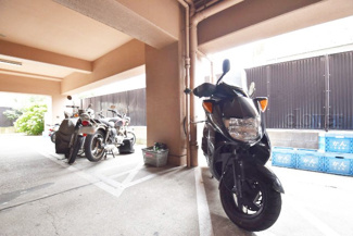 【駐車場】 | バイク置き場。空き区画の有無や駐輪料金、サイズおよび排気量規定などについては、改めてお問い合わせください。～即日のご見学可能～　お問合せはお気軽にどうぞ。
