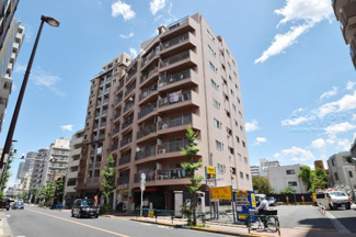 【外観】 | 青空によく映える建物です。手入れの行き届いた外壁やマンション正面エントランスなど、綺麗な姿をぜひ一度、現地にてご覧ください。～即日のご見学可能～　お問合せはお気軽にどうぞ。