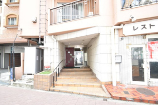 【エントランス】 | お客様を、そして住人を出迎えてくれるマンションのエントランス。ゴミが落ちていないことからも、管理状態の良さや住民の節度の高さが見て取れます。～即日のご見学可能～　お問合せはお気軽にどうぞ。