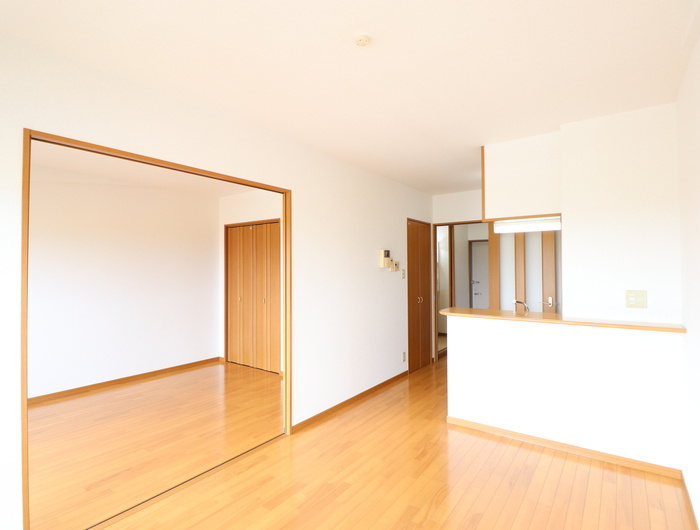 熊本市南区近見９丁目のアパートの居間・リビング