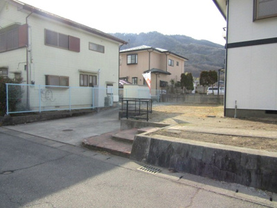 【駐車場】 | 【再生住宅】南アルプス市飯野新田 | 車をお持ちの方に嬉しい駐車場付きの物件です