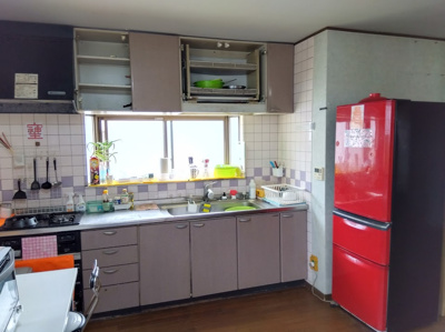 【キッチン】 | 売中古戸建　函南町塚本 | キッチンには窓があり明るく開放的です。収納スペースがたっぷりあります。