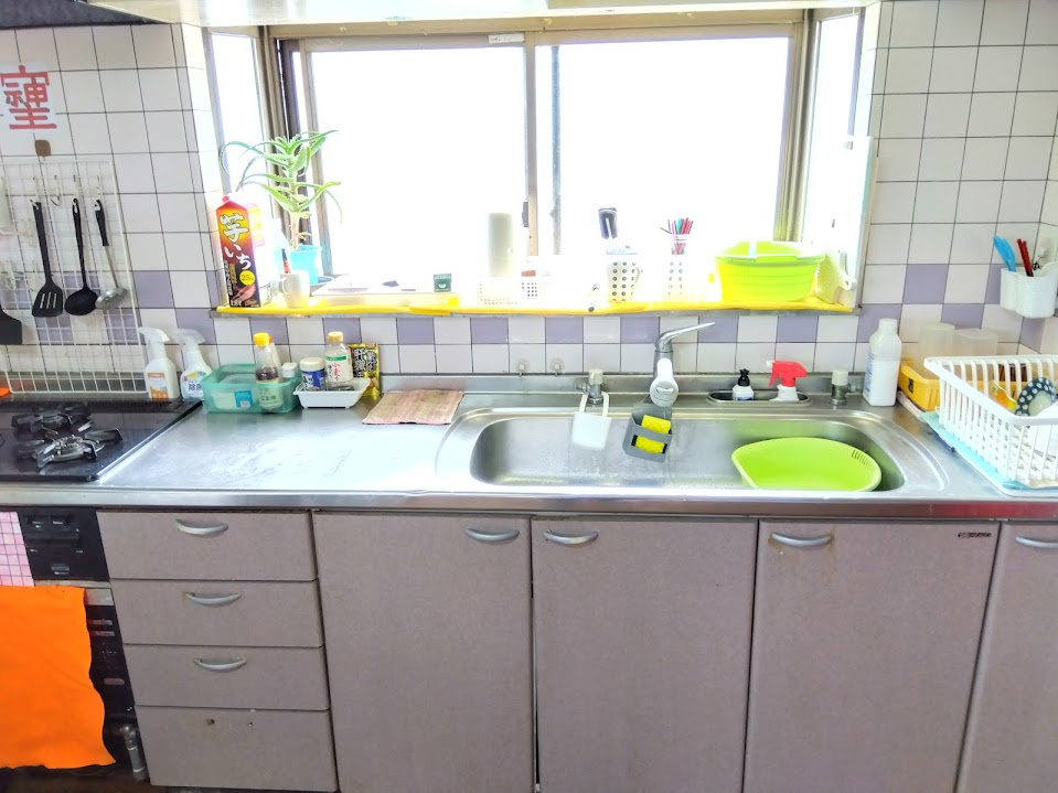 売中古戸建　函南町塚本のキッチン|調理スペースが広いのでお料理もはかどります。3口コンロなのでお料理が快適に出来そうですね。