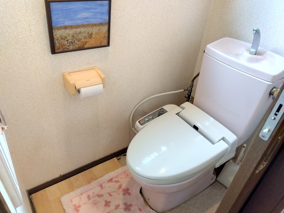 売中古戸建　函南町塚本のトイレ|トイレには窓があり明るい室内です。壁紙が白なので空間が広く感じます。清潔感のあるトイレです。
