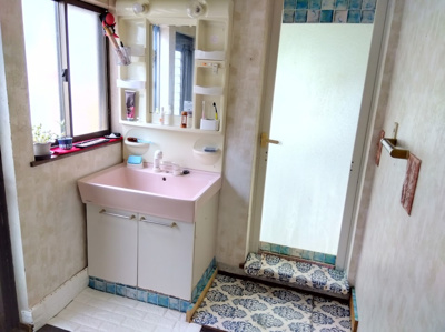 【独立洗面台】 | 売中古戸建　函南町塚本 | 窓があるので明るい室内です。独立洗面台があるので収納スペースも多くあります。