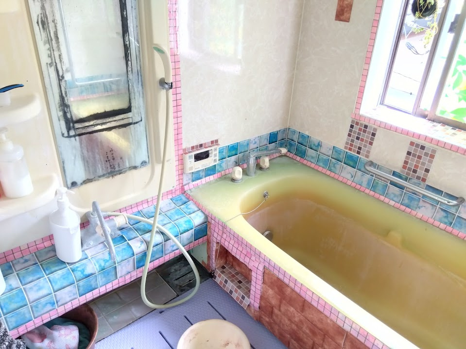 売中古戸建　函南町塚本の浴室|窓があるので明るい室内です。備え付けの台があるのでシャンプーを置いたり出来て便利です。カラフルで可愛らしいタイルがポイントです♪