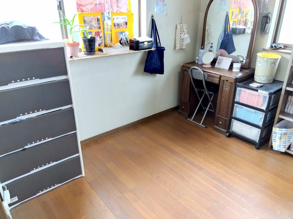 売中古戸建　函南町塚本の洋室|二面採光なので日差しがたっぷり入ります。また風通しが良く解放感もあります。