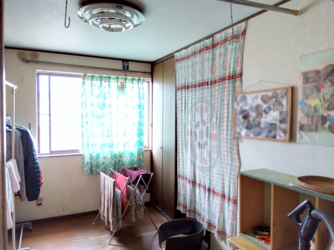 売中古戸建　函南町塚本の洋室|大きな窓があるので部屋にやわらかな陽光が注ぎます。明るい空間でのびのびと生活出来ますね。